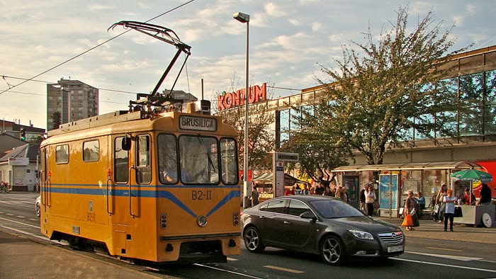 Tramvaj-brusilica na prelasku preko Trešnjevačkog trga 2013. godine